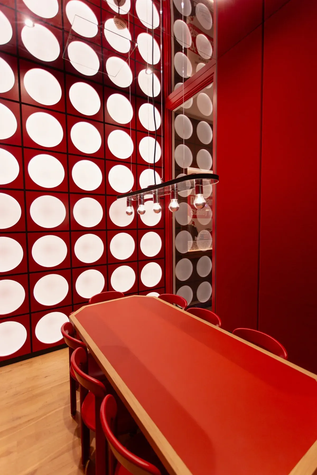 Detail van rood interieur met ronde patronen