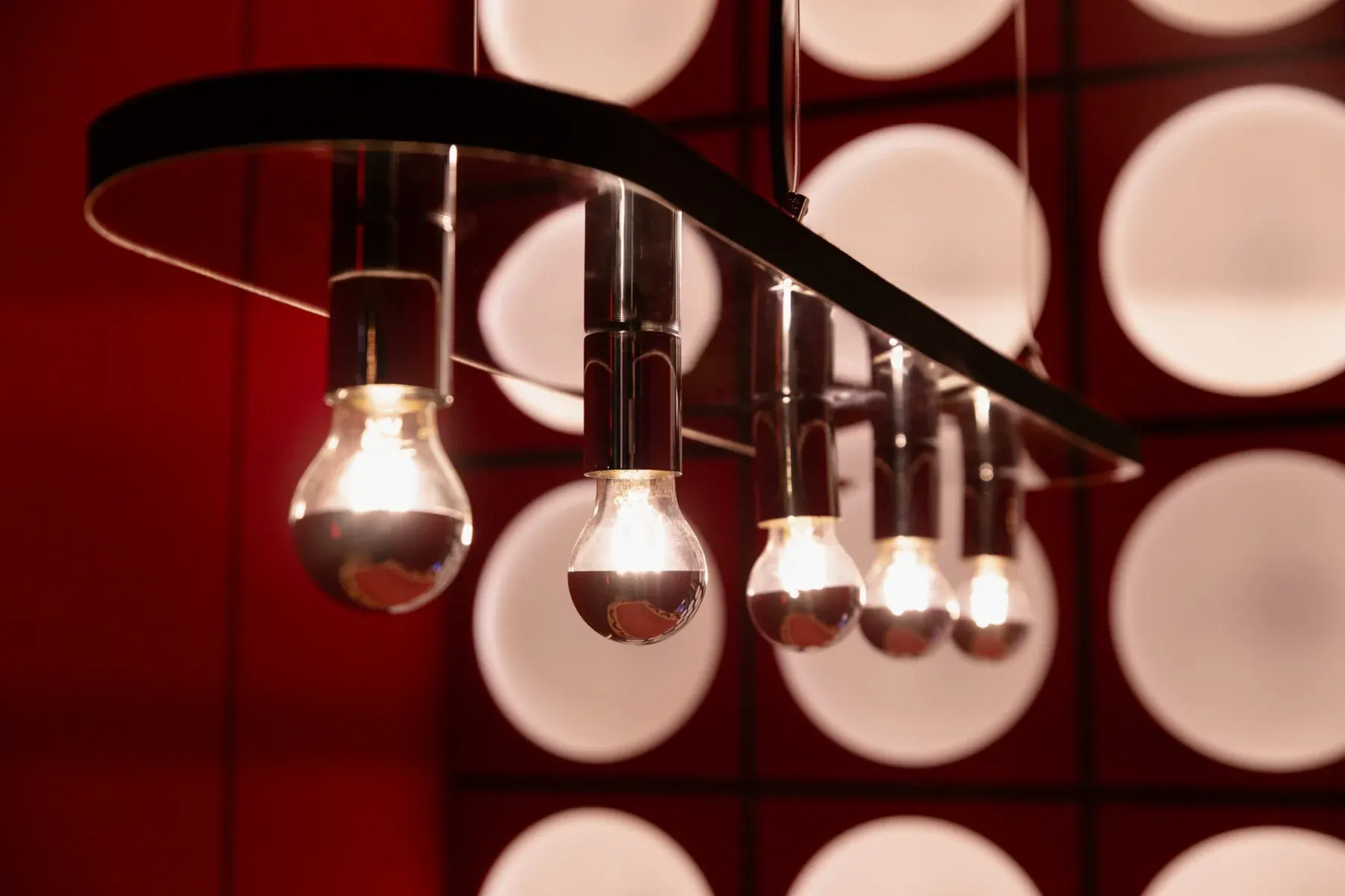 Hanglampen voor een wand met rond patroon