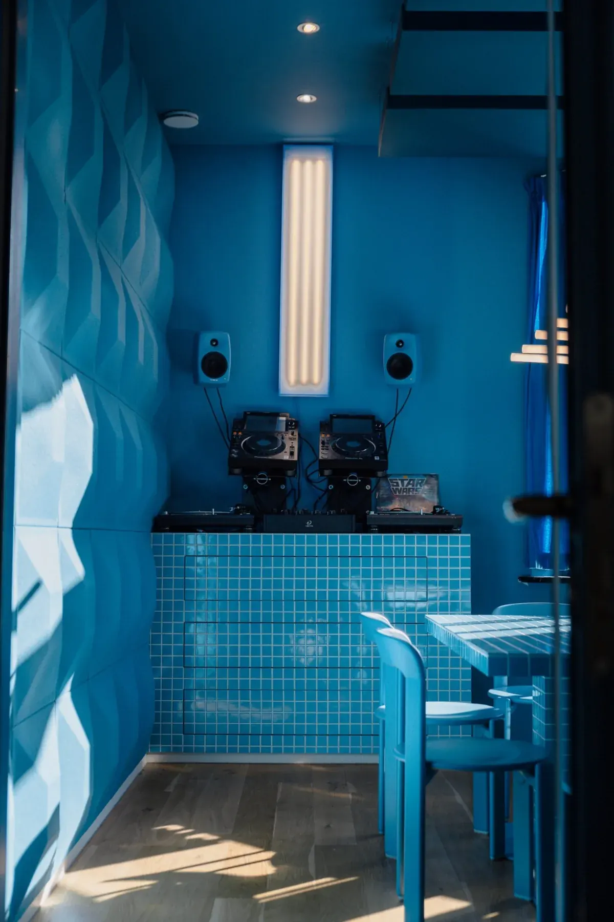 Blauw interieur met tegelwerk en zitplek