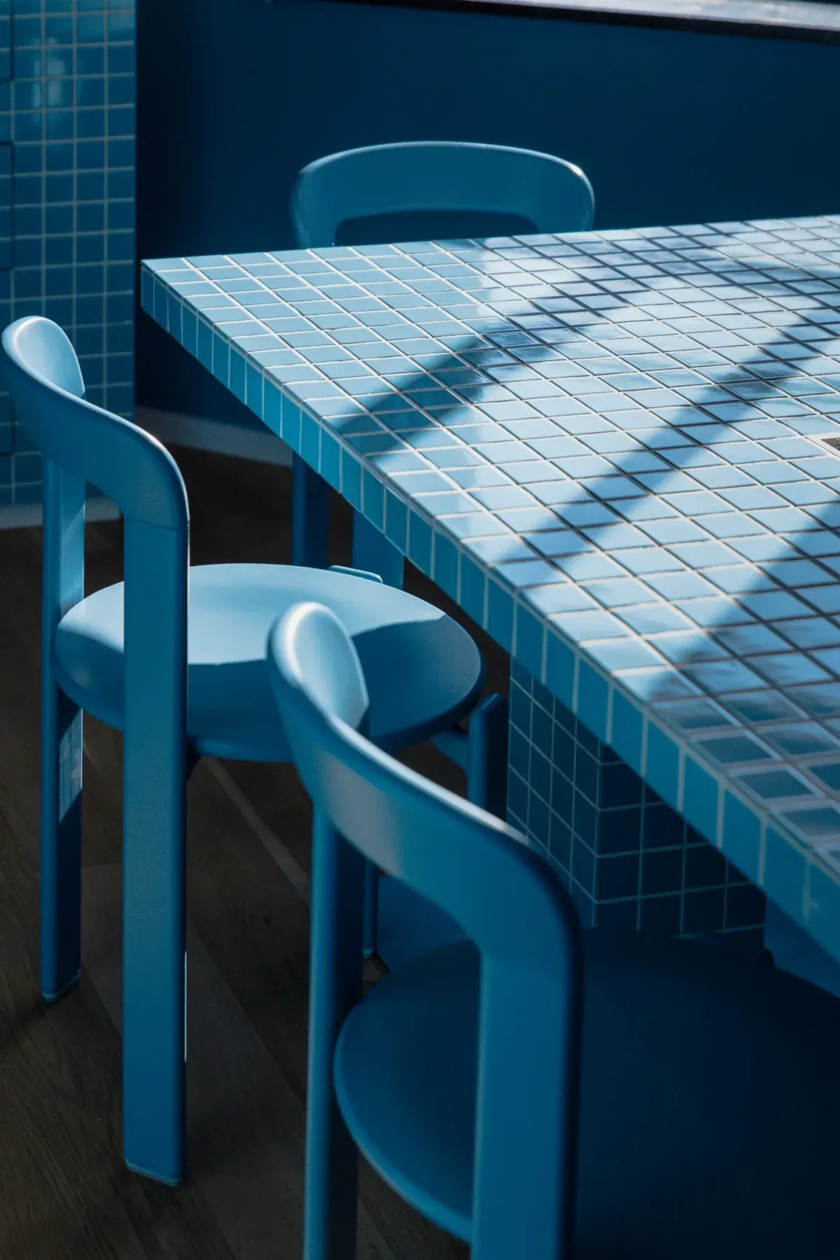 Detail van blauwe tegeltafel en stoelen