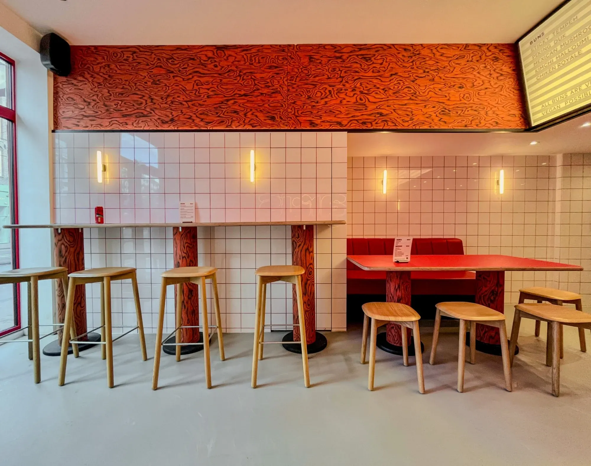 Overzicht van de ruimte met bar en zitgelegenheid