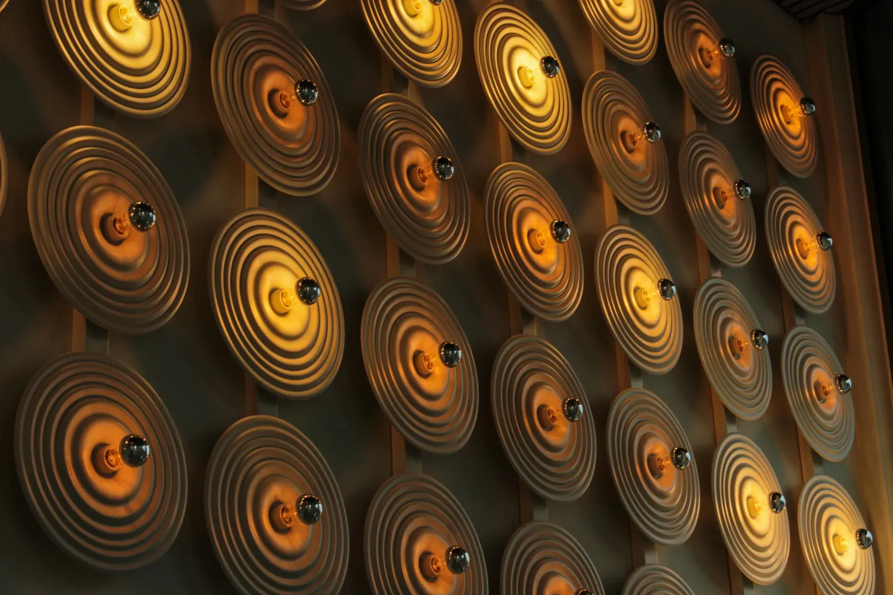 Detail van ronde warme lichtobjecten in een wand