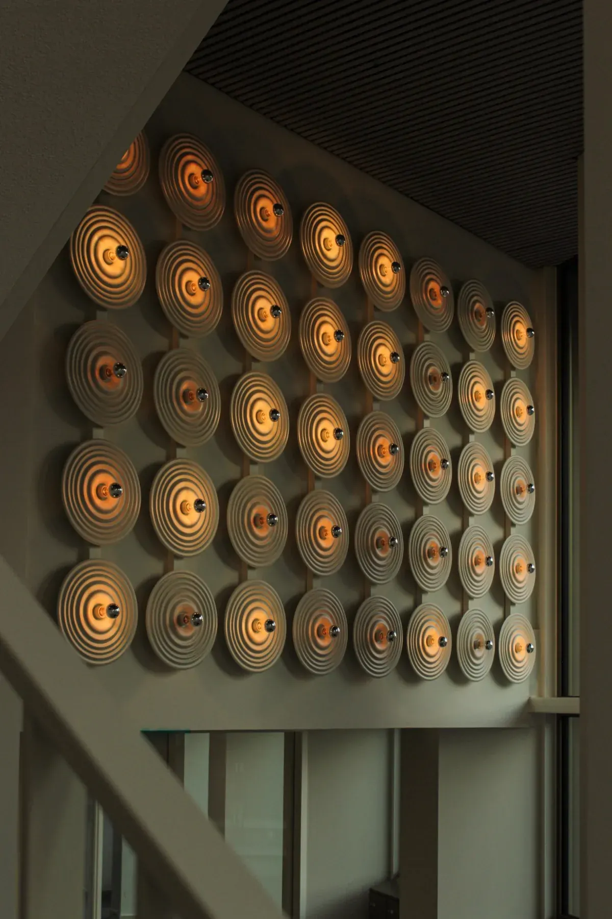 Volledige verticale lichtwand in een interieur
