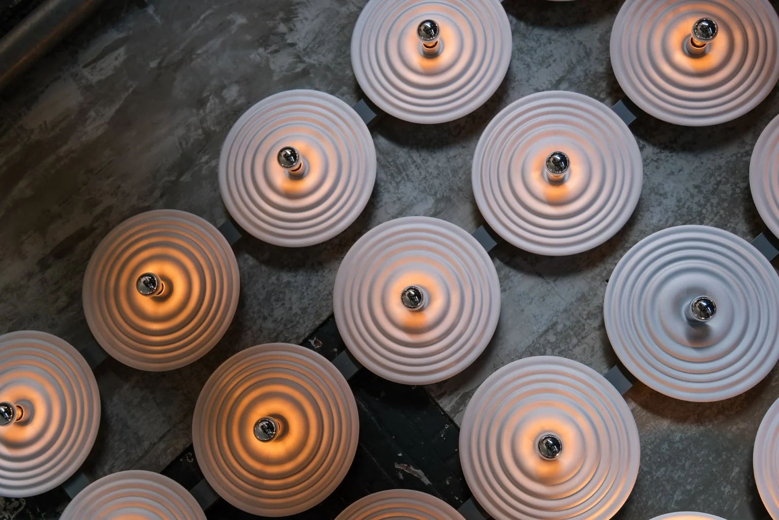 Schuin overzicht van de concentrische ringen en warme verlichting van The Ripple