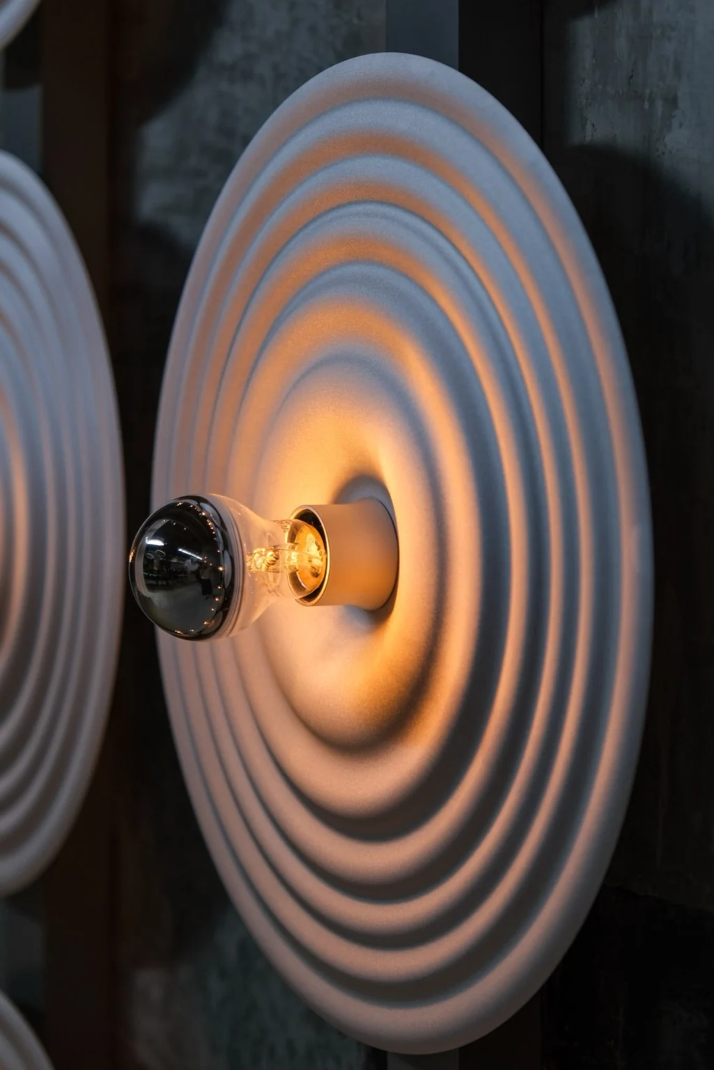 Close-up van een lamp en de concentrische ringen van The Ripple