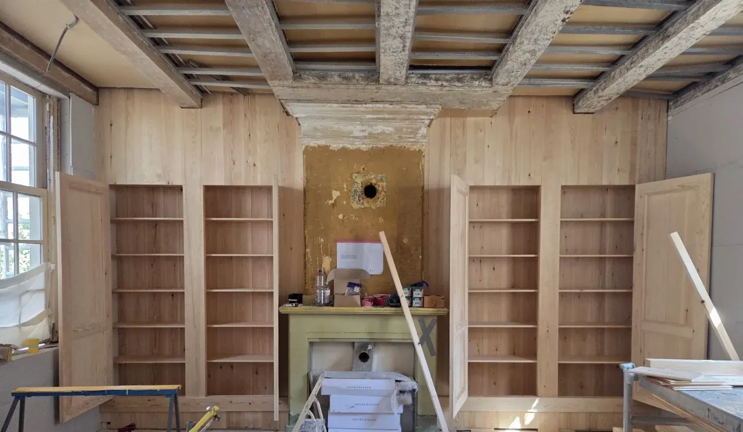 Breed overzicht van de houten kastenwand tijdens montage