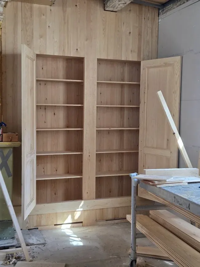 Detail van open kastvakken tijdens de plaatsing