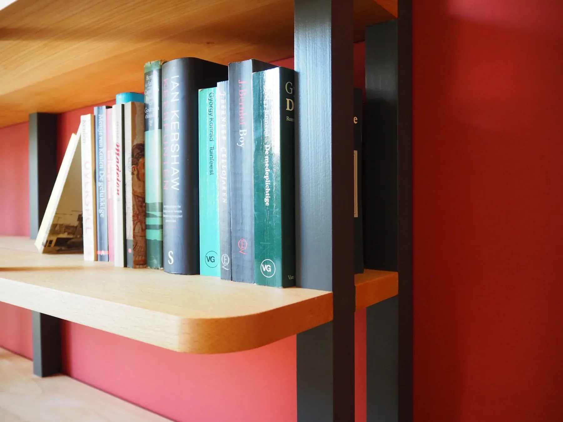 Detail van boeken in de maatwerk kast