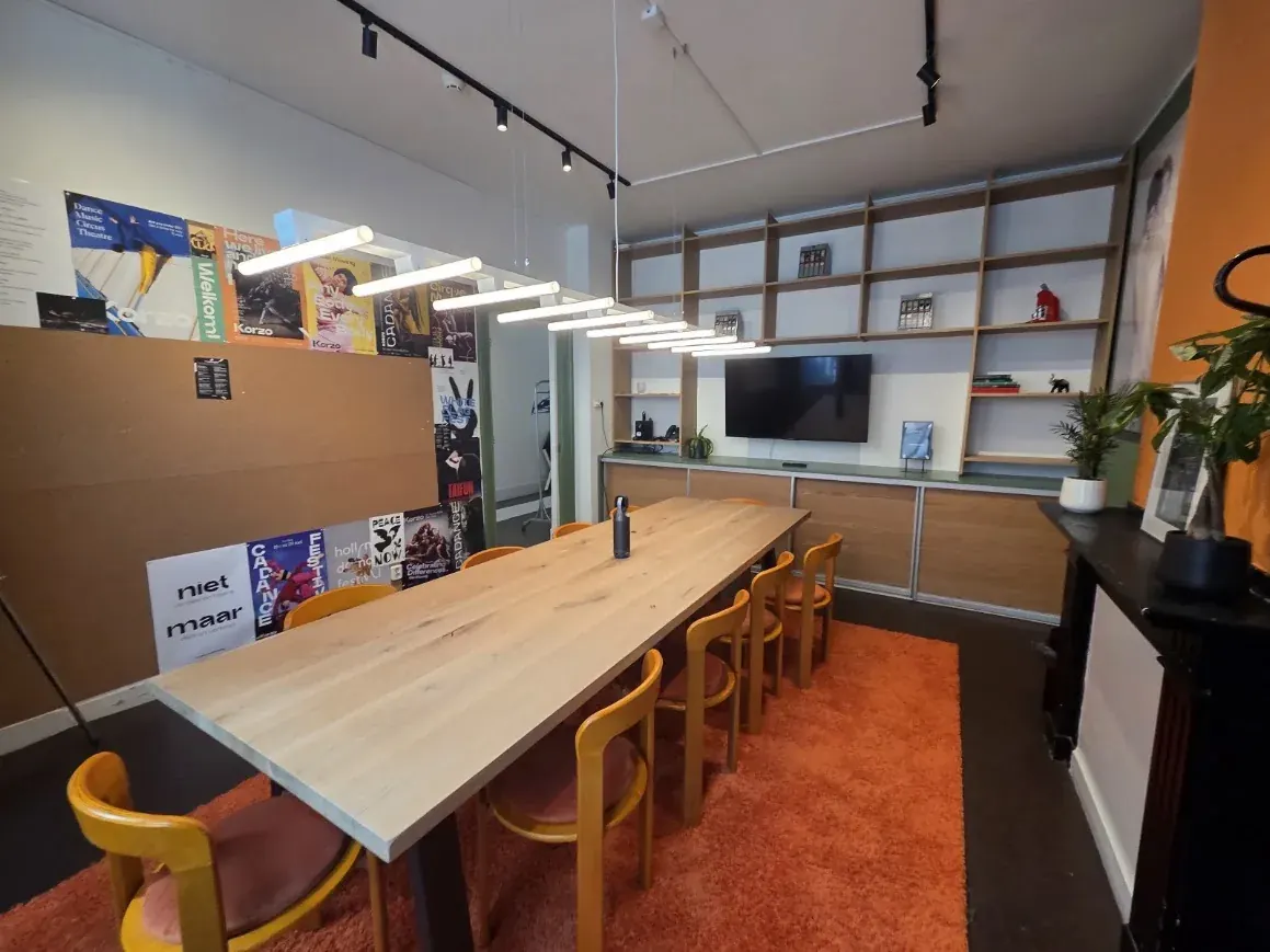 Werkruimte met maatwerk tafel, opbergruimte en verlichting